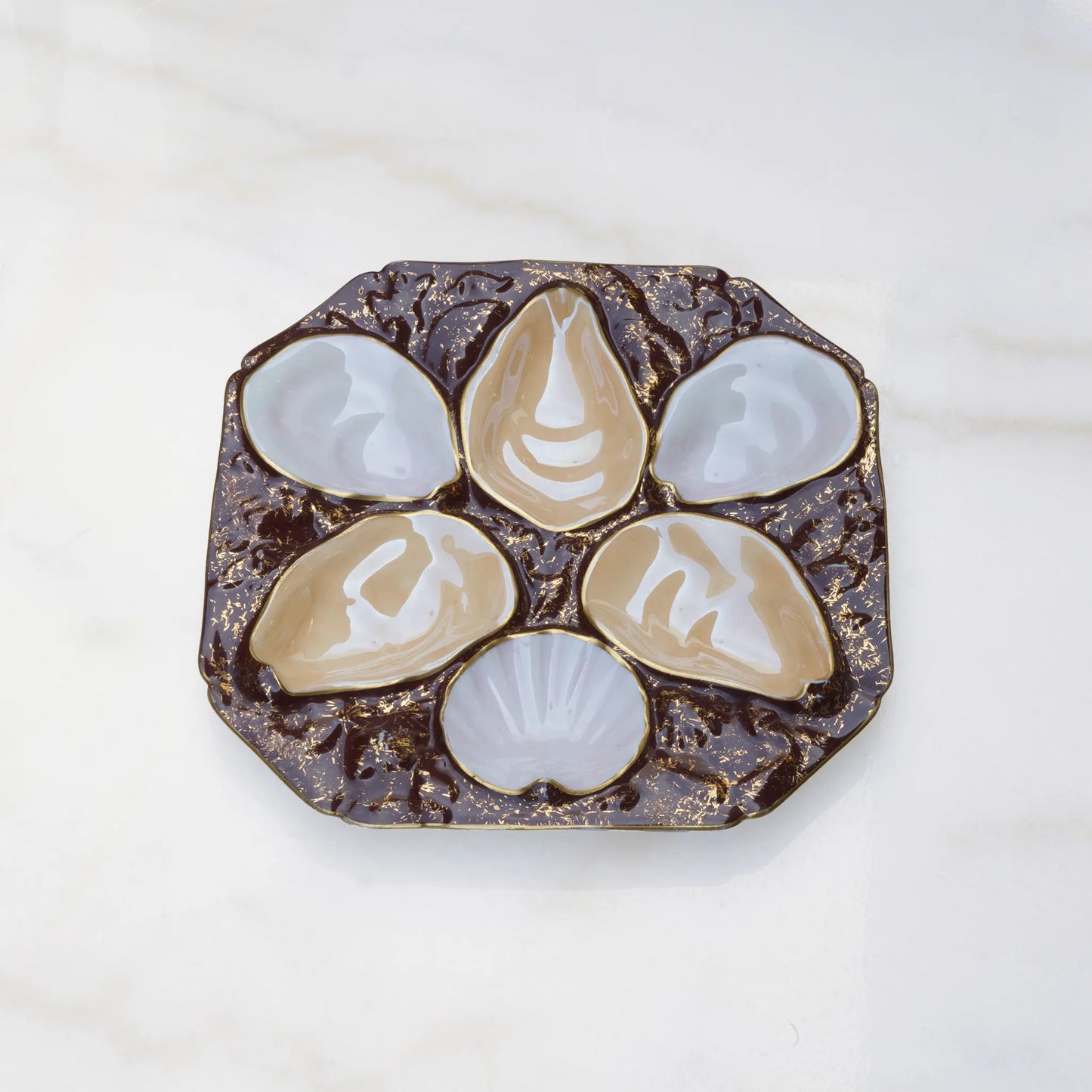 Oscar Gutherz oyster plate in brown with gold accent details