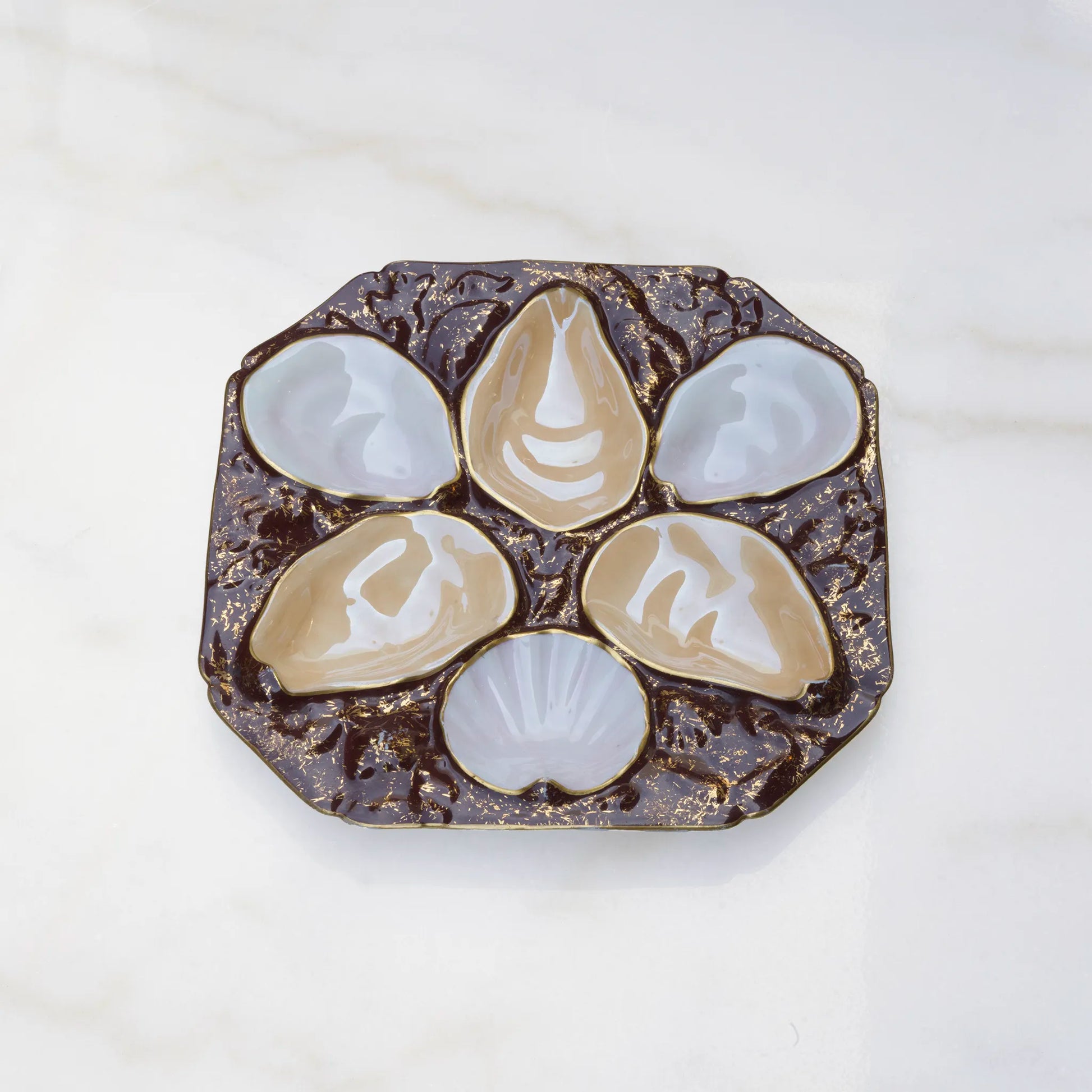 Oscar Gutherz oyster plate in brown with gold accent details