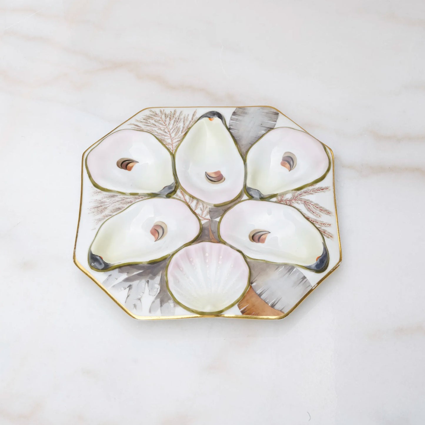 Oscar Gutherz oyster plate with gray seaweed pattern on wells